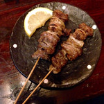 鳥銀 - にんにく焼き串(1本¥140)
                                焼鳥は1本¥120〜で一人前2本から注文できる。炭火で丹念に焼かれた焼鳥はやはり美味しい。