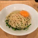 Japanese Soba Noodles 蔦 - 「鶏油そば 半玉」200円＋「生玉子」50円。