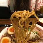 魁 肉盛りつけ麺 六代目 けいすけ - 麺