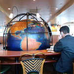 カフェ・ベローチェ - 2階中央に大きな地球儀（◎0◎）