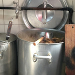 天神そば - 寸胴に、大量の親鶏を入れてスープを作っています。（2017.1 byジプシーくん）