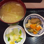 魚谷 - キャベツ味噌汁と白菜漬けと高野豆腐の煮物