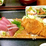 十八番 - お昼の天然ブリと串カツの定食。¥800。