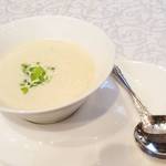 シャトー　ラ・パルム・ドール - 本日のスープ 「軽く仕上げたカブのクリームスープ」