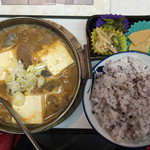 焼肉レストラン不二苑 - 牛ホルモン鍋定食（690円）