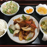 本場中華料理 小香港 - 日替わり定食¥650（酢豚）
      とにかくアツアツ。野菜、特に玉ねぎはシャキシャキで絶品。
      食後のデザートが、口直しにぴったりです。