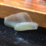 Sushi Masa Honten - サーモンの板の横にはガリのサービス。。