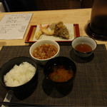 天ぷら 鈴 - （写真）さらに、万願寺唐辛子と鰆の天ぷらが付く。