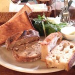 パーラー江古田 - この日のスライスパンは、フォカッチャとカシューナッツ黒胡椒とイチジクくるみでした。(^ー^)美味☆