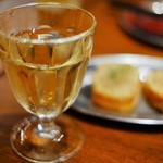 Butano Iroha - お通しと白ワイン