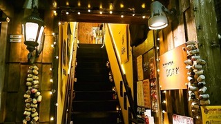 Kicchin Koruku - 照明に飾られた入口