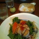 とまと座 - 「漁師風海の幸の焦がし醤油がけ」、セットの白パン＋「十勝しんむら牧場のミルクジャム」