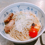 名前のないラーメン屋 - つけ麺です。トッピングに炙ったプチトマトが載っています。（2017.1 byジプシーくん）