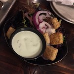 Ascension Brewing Company - 店名のついたサラダ。ドレッシングはワサビ味チョイス！