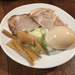 つけ麺 紋次郎 - 特製の具材は別皿でした。