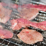 七輪ホルモン焼きもつ鍋 まことや  - 料理写真:2017.1 炭火でタンとサガリを焼いています