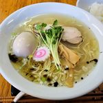 ふくろう（中華そば・塩 880円）