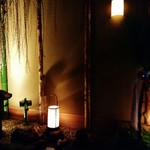 祇園 末友 - 打ち水で清めた石畳、薄暗くて風情のある入口前の待ち合い席～♪( ^o^)ﾉ