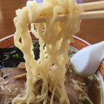 かざま屋 - 縮れの強い麺です。