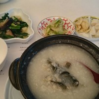 トゥーランドット 臥龍居  - これはピータン粥。青菜炒めと香の物が付きます。
