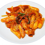 Topokki (spicy stir-fried rice cakes) (sweet and spicy stir-fried Korean rice cake)