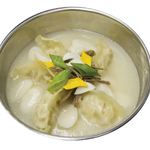 Tteokmandu guk (Gyoza / Dumpling and Korean rice cake soup)