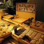 Udon Tsurukoshi - 自慢の天ぷら＆おにぎりセルフコーナー。