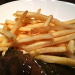 イノーヴェ - ステーキの付け合せの
      フライドポテト