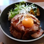 OZ - ローストビーフ丼(たまご入り)