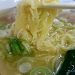 らーめん丸木屋 - 屋台がルーツなので茹で時間が短い極細麺。早く食べないと延びますよ！