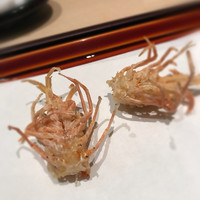 てんぷら 近藤 - コース最初は，クルマエビ頭のから揚げ．