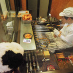 おせんの里 松屋 - こちらは伏見稲荷名物・稲荷煎餅のお店なんだ。

ちびつぬ「お煎餅を焼いてるところが見られるのよ～」

機械じゃなくて、一枚一枚手で焼かれているんだね。