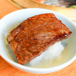 おかげ横丁 豚捨 - 網焼き大根おろしをつけて食べる