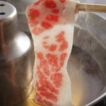 馬桜 - 一番人気の馬肉のしゃぶしゃぶは絶品です。お湯にサッとくぐらせる程度でお召し上がり下さい。口の中でとろけます。