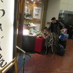 Sobasakedokoro Tsukijian - お店入口、外国人キッズのディスプレイへの食いつきが凄い