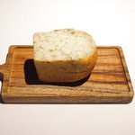 レストラン ローブ - ランチコース 6933円 の国産小麦ハルユタカ、青海苔入り焼きたてパン