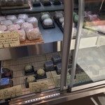 菓楽 - 生菓子は冷蔵庫に並べてあります。