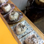 中華そば 麺屋7.5Hz - カウンター内側に並んでいるオニギリ達。