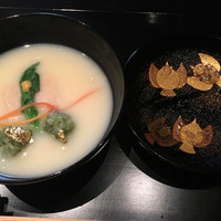 懐石料理 桝田 - 器も美しい碗物には金箔も。