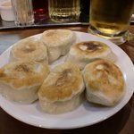 でっかい餃子 曽さんの店 代々木店 - 不思議なカタチの餃子