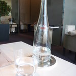 ベージュ アラン・デュカス 東京 - ミネラルウォーター　ガスなし
