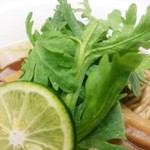 紫 くろ喜 - 春菊にはなんと苦みがない、またスダチっぽいがカボスらしい