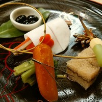 赤坂 菊乃井 - 八寸 /サーモン花弁寿司、子持ち昆布、唐墨、黒豆
                千車唐粕漬け、豆慈姑、ごまめ、花山葵
