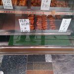クロサワ - 本店も西原店同様に鶏の丸焼き、手羽先などが販売されています。