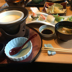 豊橋 甲羅本店 - 豆腐と寿司です。豆腐凄く美味しかったです。
寿司は…(T_T)
どの料理も綺麗です。１つなんか酢飯に青紫蘇
乗っけただけ、初めて食べましたょ