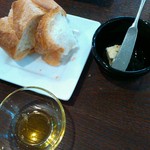 Cornacchia - パン ２種類あってデニッシュ美味しい♡ ガーリックバターとオリーブオイル付きで、食べ放題！ 温かいのを出してくれました♪
