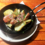 BARU 竹末 - 黒豚ソーセージとジャガイモのロースト(600円)