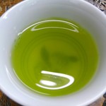 にく友食堂 - 綺麗な色の緑茶