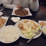 中国料理 王記 - ランチのエビマヨ９８０円・牛肉ステーキ２００㌘乗せごはん８２０円