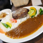 BEAR - ちょっと甘めのカレー。美味しいです♪サラダつきで1200円